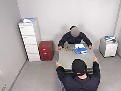 Atemberaubende Jennifer Mendez Beugt sich über Polizeibeamte Schreibtisch, um aus Dieser Situation. Atemberaubend Jennifer Mendez bends über police officers desk bis erhalten out von dies situation Schmutzig cops bust Straße Hündinnen