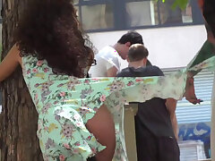 Petite Slave knallte in der öffentlichen Bar. Petite Brünette Sklavin Melody Petite gefesselt an einem Baum in der Öffentlichkeit bekommt ihren Arsch geblitzt mit Analplug Schwanz in ihren Arsch dann in bar mit ihrer Herrin hart gefickt