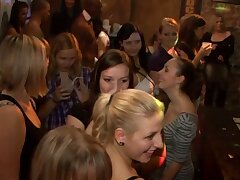 Freche Orgie-Party. Jede Menge saftige Puussien werden während der dampfenden heißen Orgie-Party gefickt