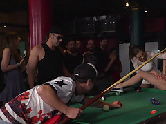 Hot blonde gedemütigt in der public pool bar. Meister Antonio Ross und Herrin Tina Kay gedemütigt hot blonde slave Yunno X in public pool bar dann ausgepeitscht und gefickt Sie für die Menge