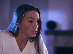 Naughty lesbian teen tröstet ihre mollige MILF Nachbarin. Heiße Brünette lesbische Teen Abigail Mac mit natürlichen frechen Titten will ihre verzweifelte MILF Nachbarin Angela White trösten, so dass Sie Strippen die mollige Schlampe und streichelt Ihre gr