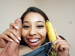 Exotische petite Babe knallt großen Schwanz. Exotische dunkle Haaren Babe mit winzigen Taille im schönen Sommer Kleid überrascht mit großen Schwanz und ihn mit Banane bevor gemessen habe ihn in enge Muschi