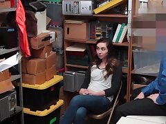 Teen Dieb beim stehlen erwischt und gefickt von zwei Jungs in Sicherheit. Petite Teen Dieb erwischt zu stehlen und gefickt von einer zwei Sicherheit Jungs harten Schwänzen in ihre Back-Office, nachdem sie versuchte, alle Beweise zu vernichten und sie muss