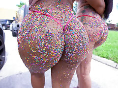 Rose Monroe and Lilith Morningstar flaunt their big asses outdoors
