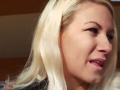 Verspielt blonde Amateur aufgenommen und auf dem Parkplatz gefickt