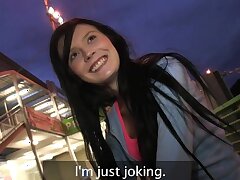 Liebe Creampie Entzückende junge tschechische teen bekommt internen cum in der Rückseite des Autos