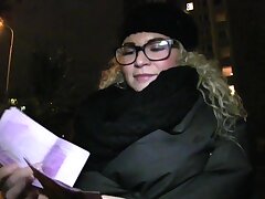 PublicAgent Sexy Mädchen in den Gläsern in den öffentlichen Treppe gefickt