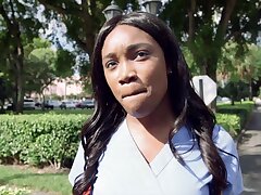 Hot Ebony Krankenschwester gefickt im Bus