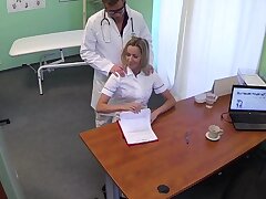 FakeHospital Naughty blonde Krankenschwester ruft Ärzte volle Aufmerksamkeit