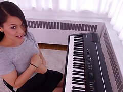 Meana Wolf - Haar-Jobs - Haare spielen