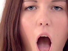 Petite Teen Babe spielt mit großen Dildo