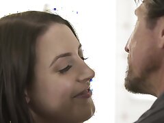 Angela White gebohrt durch Liebhaber über Küchentheke