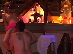 Saunagänger im Swings-Club. Candy Cox geht heute zu einem lokalen Swings-Club und sie filmt eine wirklich leidenschaftliche Action! Alle Amateure hier lieben das Wapping und können nicht genug vom Sex bekommen. Diese Amateur-Ehemänner und Ehefrauen zeigen