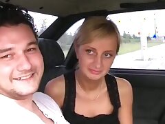 Auto sex mit Jungen geilen Mädchen. Das Wetter war so erstaunlich an diesem Tag! Ich hatte das Gefühl, wir müssten ein aufregendes reality-Sexvideo an der frischen Luft drehen! Aber es gab keine Mädchen in der Nähe, Straßen und parks der Stadt waren leer.