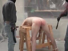 Versauten Gay gefickt und verloren im ThreesomeTwo versaute Maksed Jungs ficken ein unschuldig gebundenen Mann sich das kleine Arschloch in Dreier. Gay, Gay Threesome, Gay Spanking, Gay Sexspielzeug, Gay Hardcore, Gay BDSM