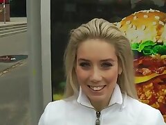 Extreme sex im freien mit niedlichen Blondine. Ich & lsquo;m ein verdammtes Genie! Es ist nicht einfach, mit jemandem auszukommen, der nicht gut Englisch spricht. Ich & lsquo;m nicht sagen, mein Englisch ist perfekt, aber es‘s auch nicht schrecklich