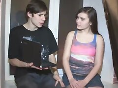 Betrug Fantasien für Bargeld. Als dieser Typ eine Anzeige auf einem sah Dating Seite mit einem reichen Schmuck auf der Suche nach einem Teeny, der nach Bargeld fickt, wusste er, dass es seiner Freundin nichts ausmachen würde, ein paar zusätzliche Dollar z