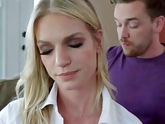 Rachael Cavalli hat bemerkt, dass Ihr Stiefsohn Sie saugt, also gibt Sie ihm einen BJ und eine bigtit pussy ride. Kyle Mason hat eine Sache für seine große Stiefmutter Rachael Cavalli, aber er würde nie davon träumen, dafür zu gehen. Stattdessen macht er