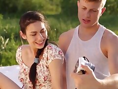 Teenager-Honig nimmt einen Fetten Schwanz beim Picknick. Schöne Brünette teen babe bekommt Pussy geleckt und hart gefickt beim Picknick
