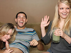 Lass ihn nicht abspritzen, Mom!2. Teen babe Stella Banxxx liebt Ihren neuen Bf Jimmy. Aber die Dinge geraten außer Kontrolle, wenn sie Stellas Stiefmutter Jodi West besuchen. Jodi wird sofort von dem jungen Hengst eingeschaltet und fährt fort, seinen Schw