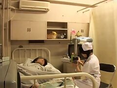 Japanische Krankenschwester vögelt sich beim Stationsarzt hoch