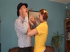 Junge süße Küken wird einen Baseballschläger im Arsch