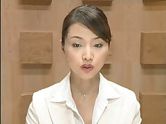 Schöne japanische Nachrichtensprecher ruft mehrere facisls