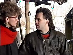 Milf in Gläsern bekommt einige Mann Fleisch