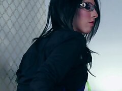 Brunette Babe Dava genießt einige Zeit allein