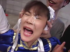 Chun-Li Cosplay Japanese Babe tappte sich in riesigen Bukkake Gangban