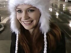Mädchen &amp; #039; s enge Pussy erstreckte sich auf dem Parkplatz