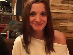 Mädchen phantasiert und saugt Schwänze im café