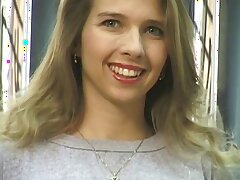 Sexy Blondine mit netten tan Linien Streifen, zeigt ihre Muschi und ihren Arsch