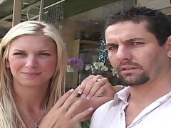 Hausfrau braucht Geld für Hahn brach!