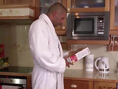 Vollbusige britische Hausfrau nimmt einen Schädel ficken zum Frühstück