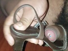 Ficken und Sperma auf high Heel Sandalen
