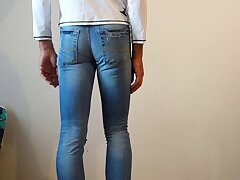 Crossdresser in engen Riss skinny jeans