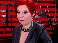 Verführerische rothaarig Dom Milf Rauchen auf Cam In Stiefeln