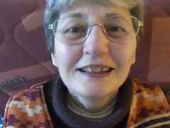 Nerdy Oma bekommt einen Schluck Sperma