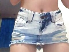 Freundin zeigt sich in ihren Jeansrock