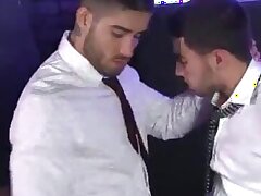 Anzug und Krawatte verdammt heiß mit schwarzen Socken