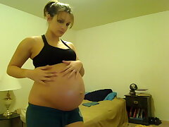 Pregnnt Tori Taylor blaue Shorts
