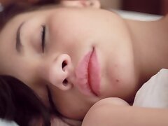 Cute Asian Babe mit großen Brüsten spielt mit ihrer Pussy