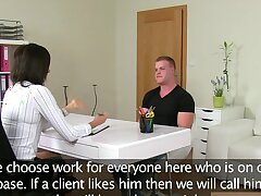 Tschechische Agent fickt Neukunde auf couch