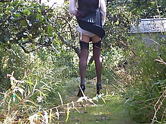 St Trinians Schuluniform auf dem Bauernhof