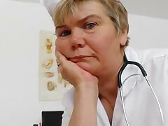 Cougar-Masturbation mit einem medizinisch-Instrument in Uniformen