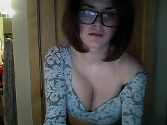 Diese Brünette mit Brille zeigt ihre dicken Titten und saugt einen Schwanz vor der Webcam.